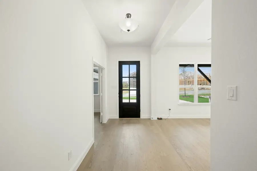 Spacious, unfurnished interior of a new home in Kentsdale Farms, DeSoto (Image 17).
