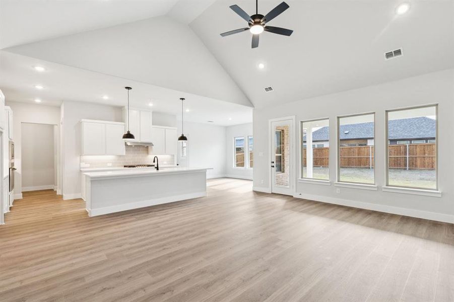 Spacious, unfurnished interior of a new home in Dove Hollow, Waxahachie (Image 29).