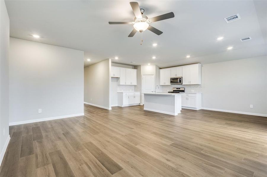 Spacious, unfurnished interior of a new home in Lakehaven - Signature Series, Farmersville (Image 22).