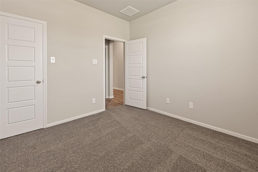 Spacious, unfurnished interior of a new home in Lago Mar, Texas City (Image 27).