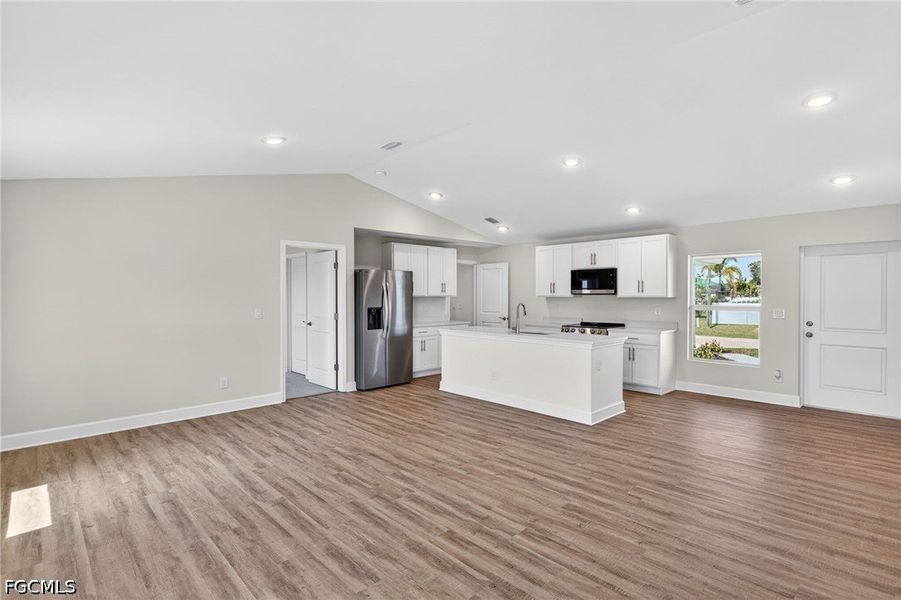 Spacious, unfurnished interior of a new home in Cape Coral, Cape Coral (Image 19).