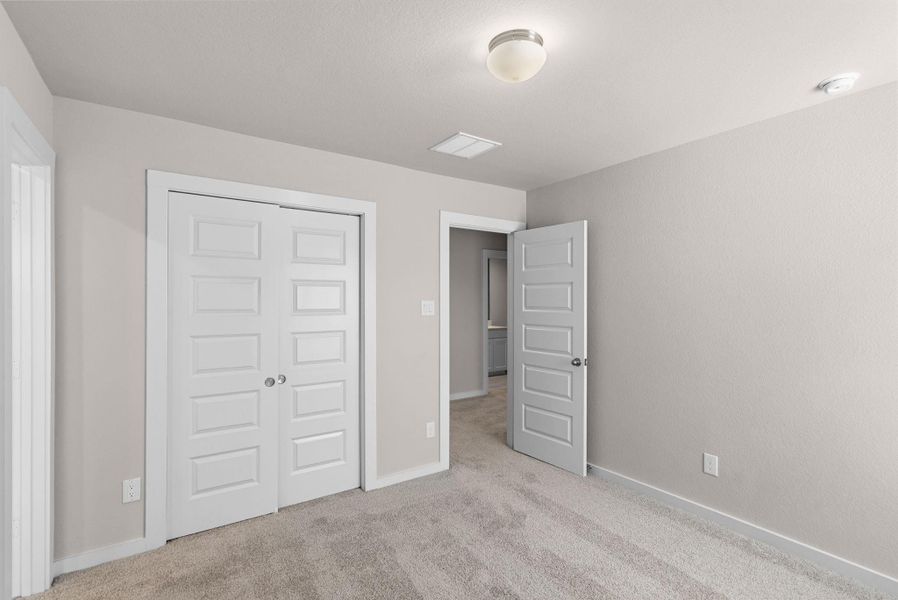 Spacious, unfurnished interior of a new home in Barton Creek Ranch, Conroe (Image 15).