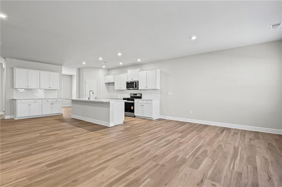 Spacious, unfurnished interior of a new home in Anderson Point, McDonough (Image 9).