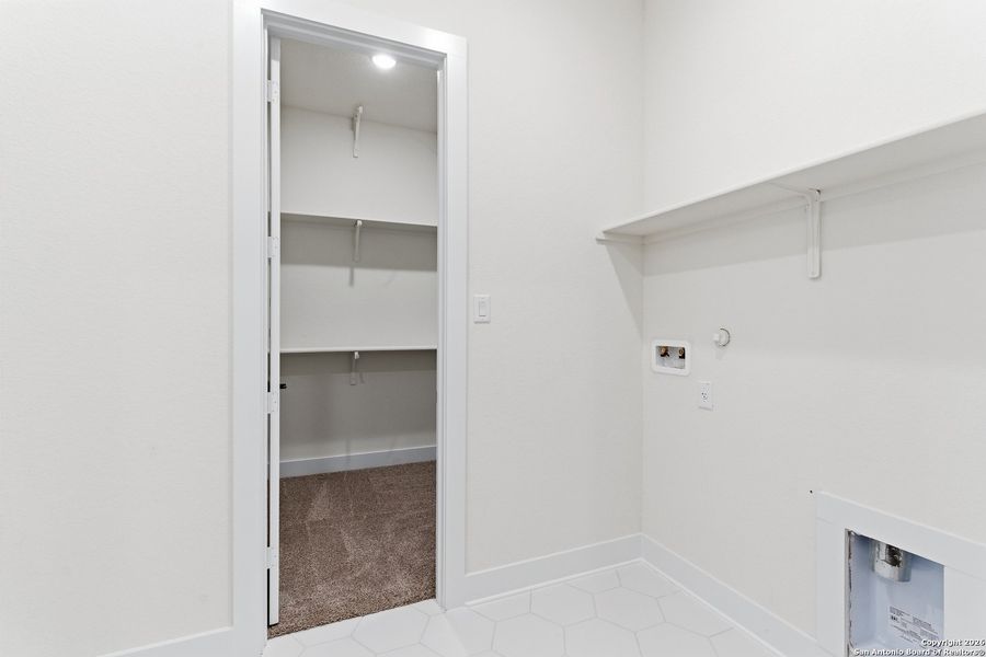 Spacious, unfurnished interior of a new home in Buffalo Crossing, Cibolo (Image 32).