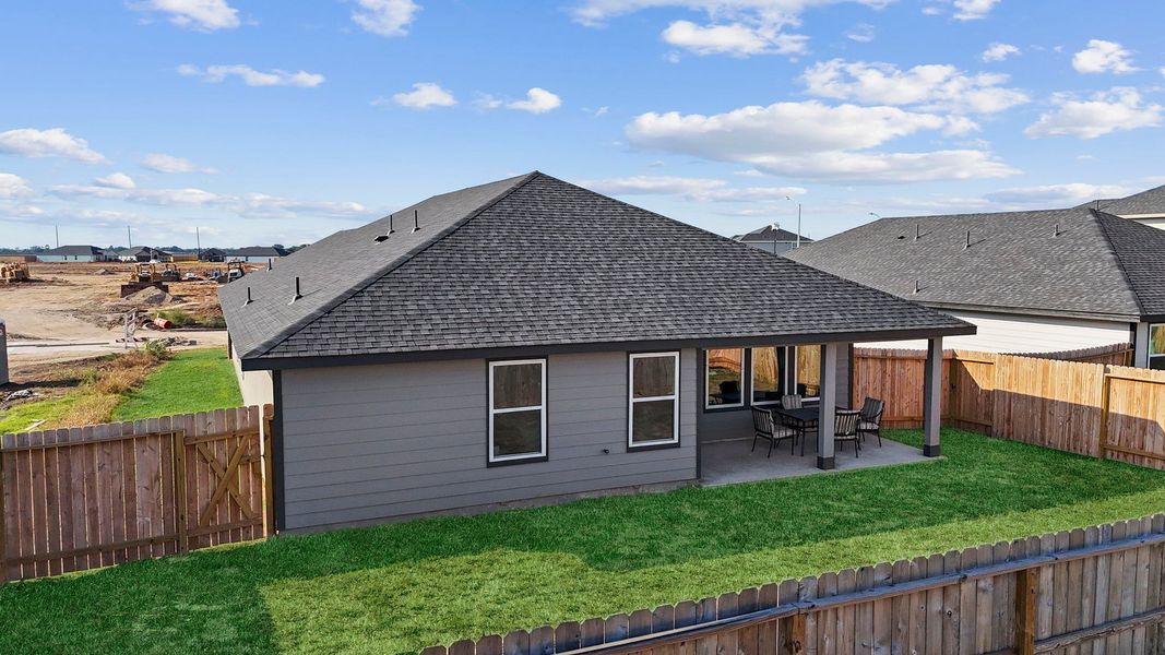Exterior details and patio area of a home in Evergreen, Rosenberg (Image 17).