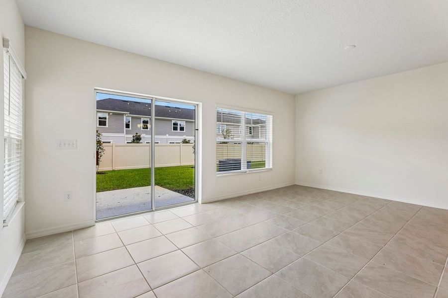 Spacious, unfurnished interior of a new home in Reserve at Forest Lake Townhomes, Lake Wales (Image 13).