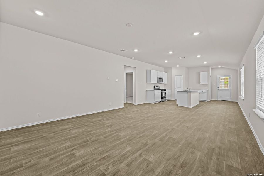 Spacious, unfurnished interior of a new home in Applewood, San Antonio (Image 11).