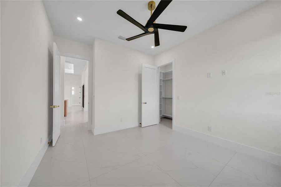 Spacious, unfurnished interior of a new home in , Cape Coral (Image 32).