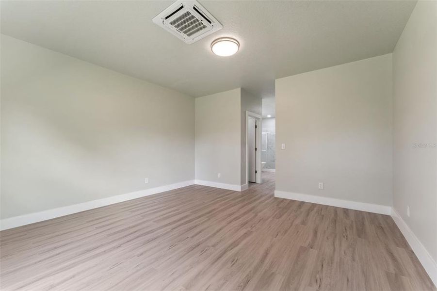 Spacious, unfurnished interior of a new home in , Orlando (Image 23).
