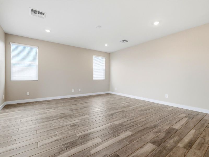 Spacious, unfurnished interior of a new home in Legacy Place, Glendale (Image 14).