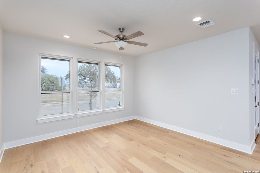 Spacious, unfurnished interior of a new home in , San Antonio (Image 23).