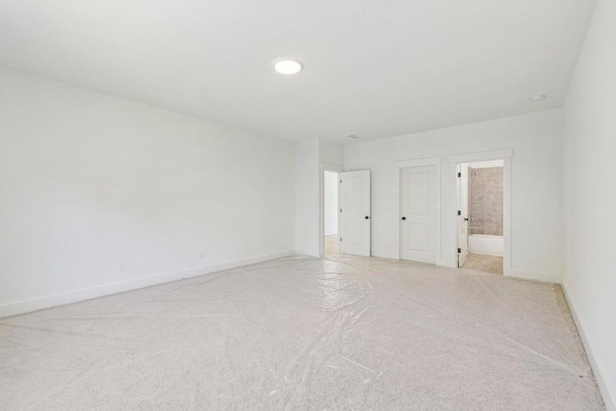 Spacious, unfurnished interior of a new home in White Post on Lake Lanier, Gainesville (Image 31).