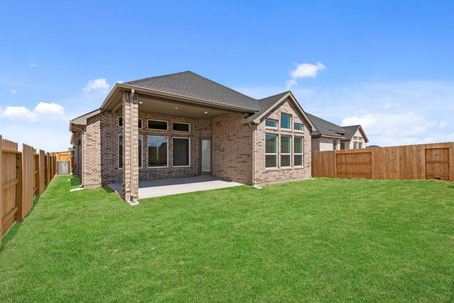 Exterior details and patio area of a home in Blue Heron, Mont Belvieu (Image 3).