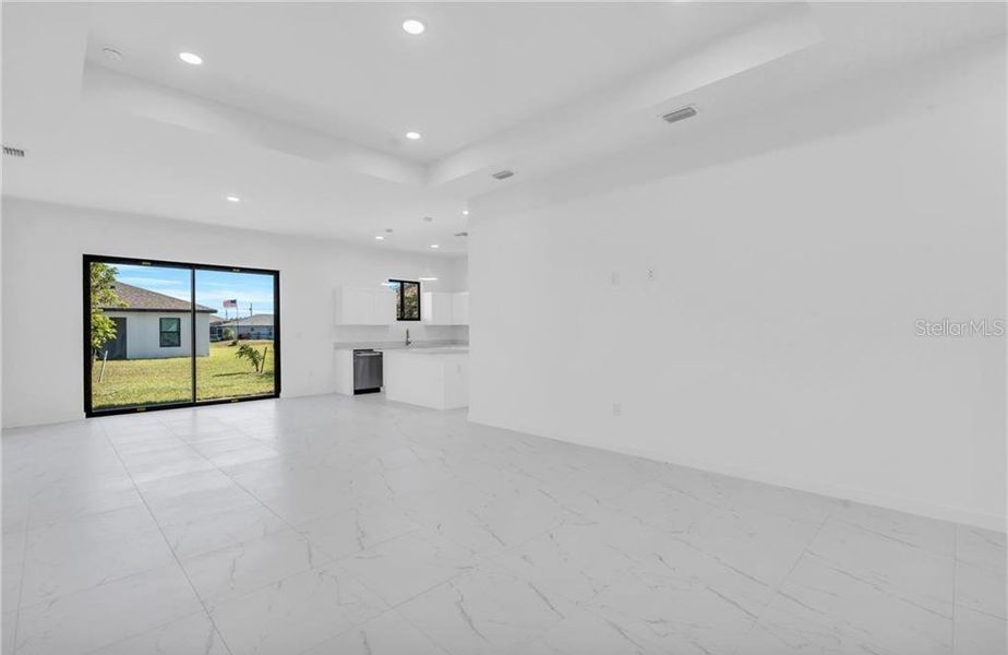 Spacious, unfurnished interior of a new home in , Cape Coral (Image 27).