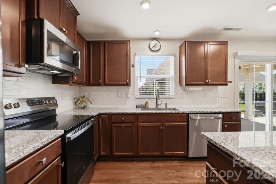 Perfect cooking flow & stainless appliance package