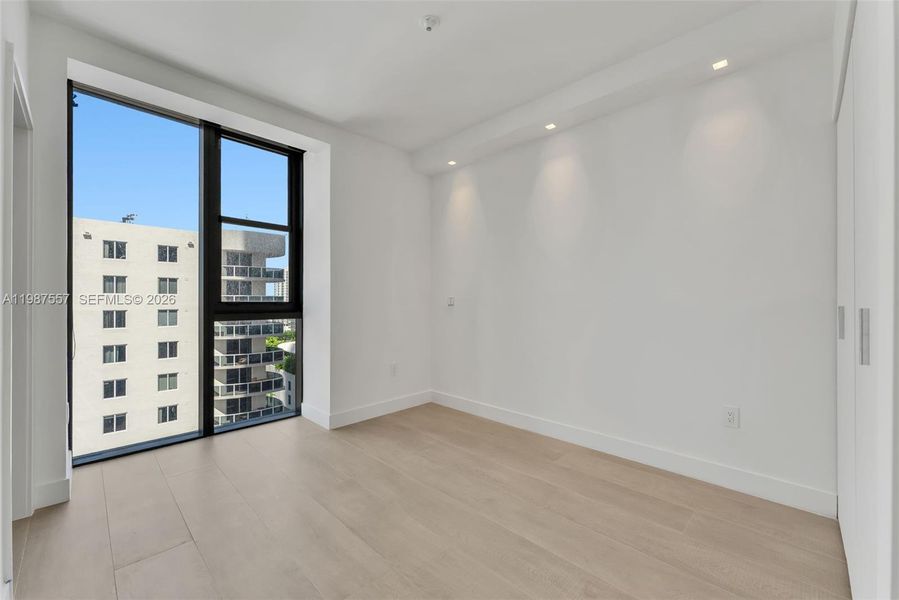 Spacious, unfurnished interior of a new home in Aria Reserve, Miami (Image 30).