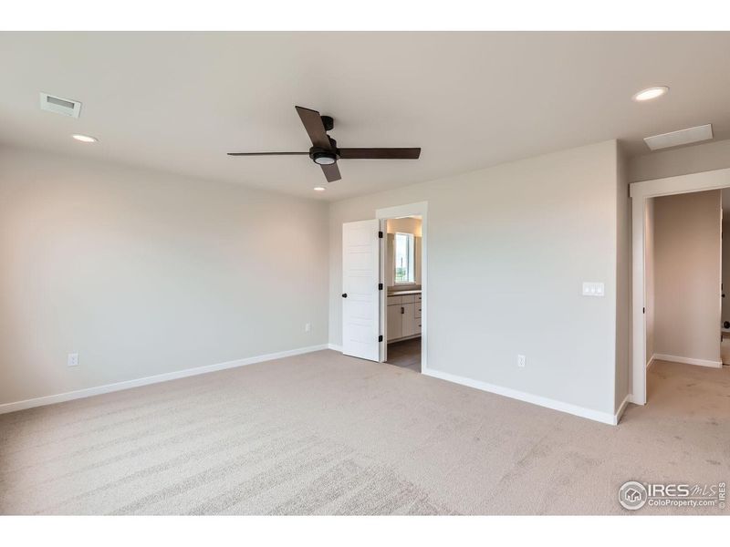 Spacious, unfurnished interior of a new home in Barefoot Lakes, Longmont (Image 18). Spacious, unfurnished interior of a new home in Barefoot Lakes, Longmont (Image 18).