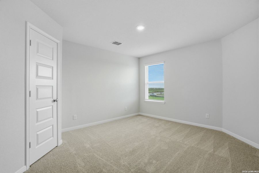 Spacious, unfurnished interior of a new home in Dauer Ranch, New Braunfels (Image 15).