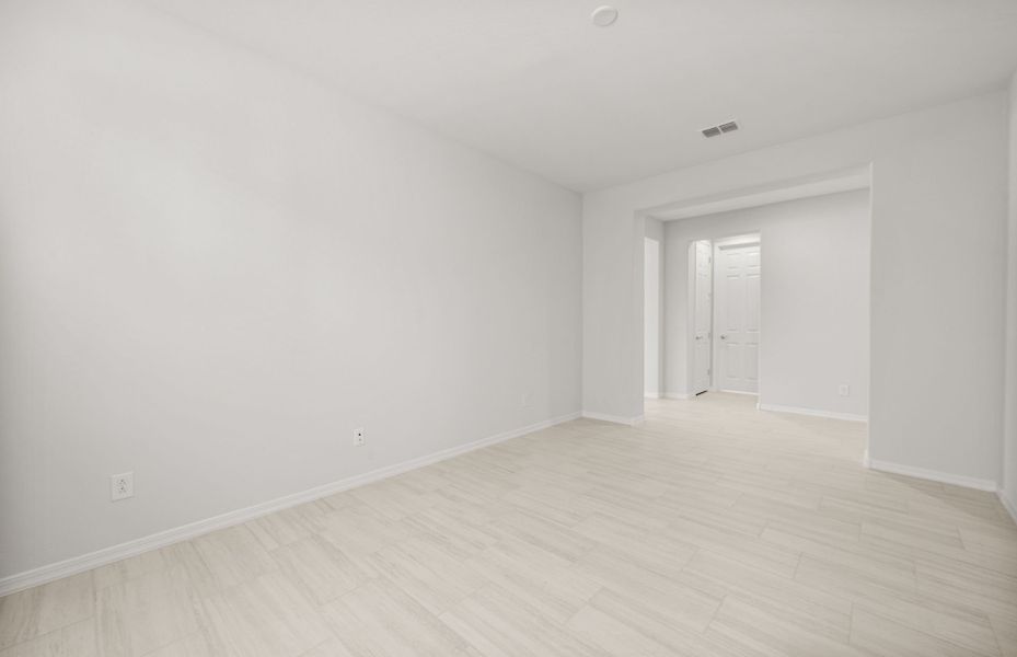 Spacious, unfurnished interior of a new home in Allen Ranches, Litchfield Park (Image 17).