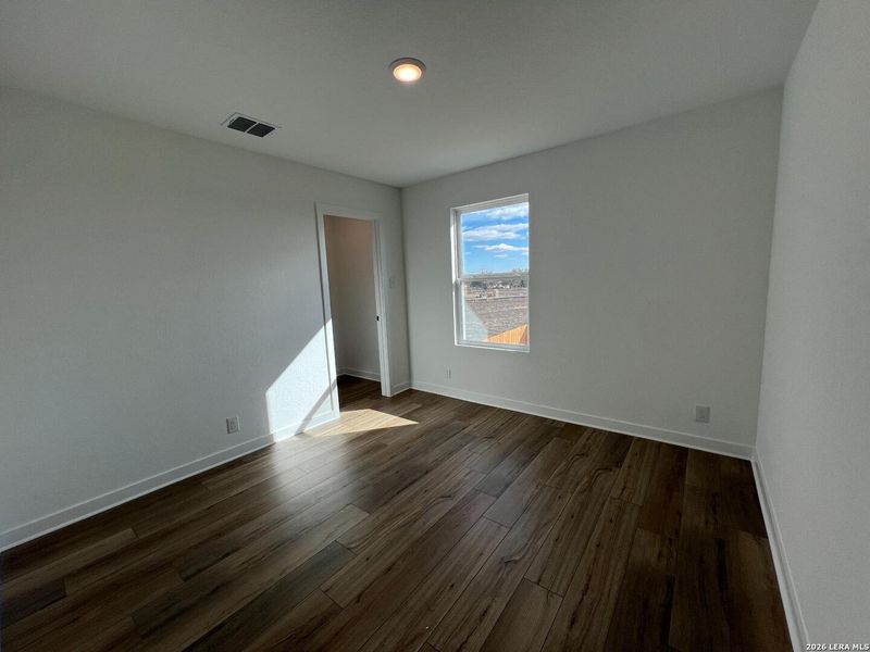 Spacious, unfurnished interior of a new home in Nopal Valley, San Antonio (Image 29).