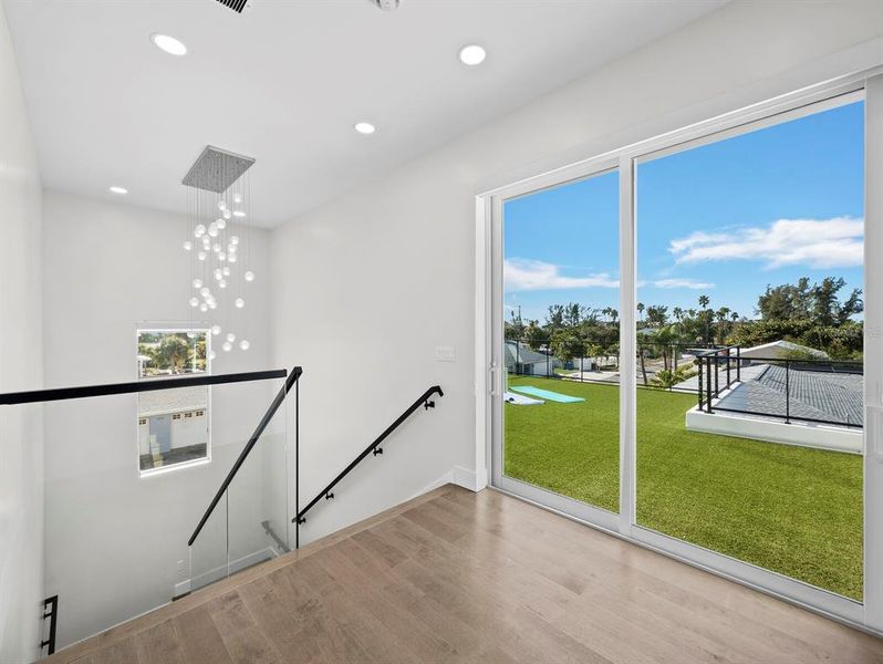Spacious, unfurnished interior of a new home in , Longboat Key (Image 20).