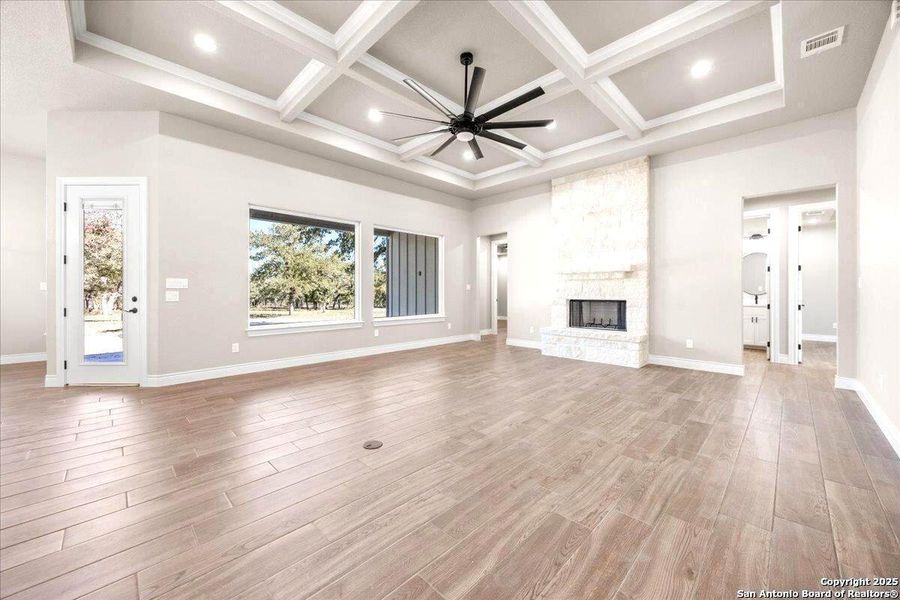 Spacious, unfurnished interior of a new home in , La Vernia (Image 33).