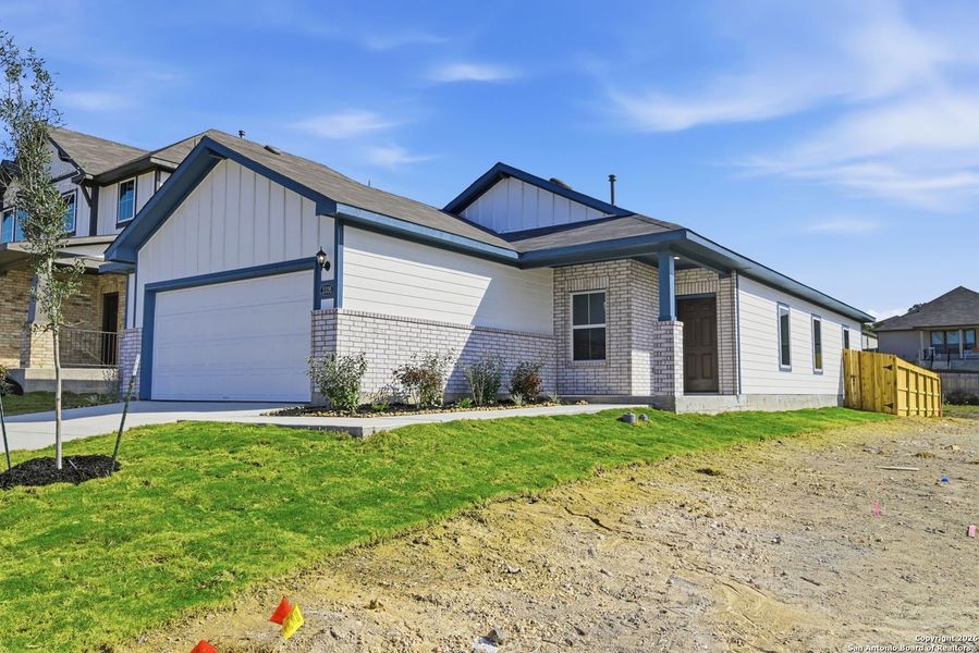 Exterior details and patio area of a home in Hunters Ranch, San Antonio (Image 4).