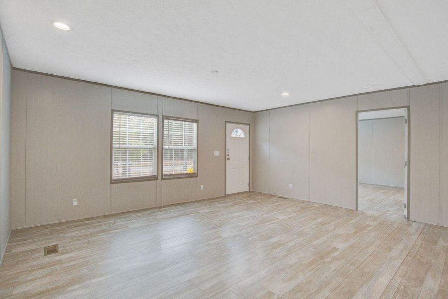 Spacious, unfurnished interior of a new home in , Walterboro (Image 13).