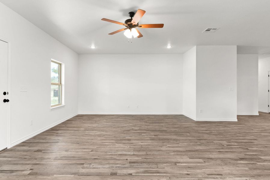 Spacious, unfurnished interior of a new home in , Lampasas (Image 24).