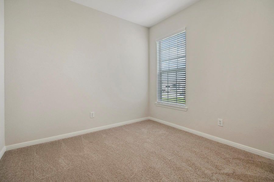 Spacious, unfurnished interior of a new home in Sweetwater Ridge, Conroe (Image 14).