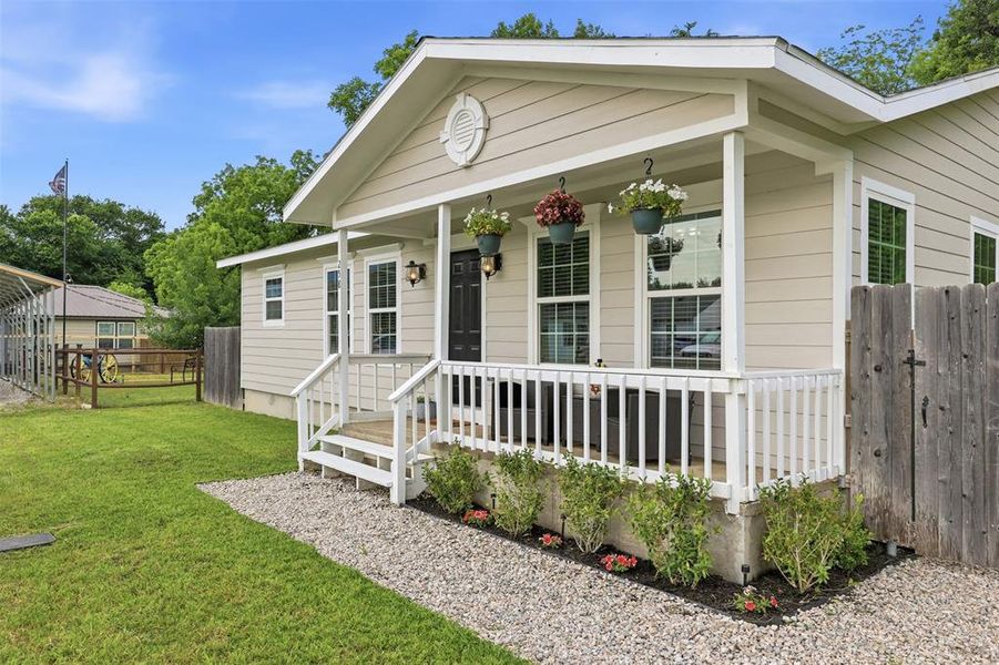 Exterior details and patio area of a home in , Azle (Image 18).