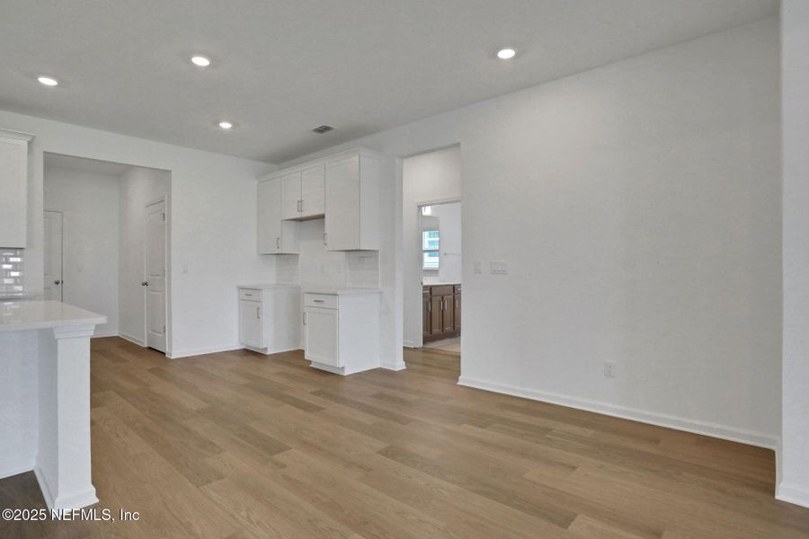 Spacious, unfurnished interior of a new home in Jennings Farm, Middleburg (Image 24).