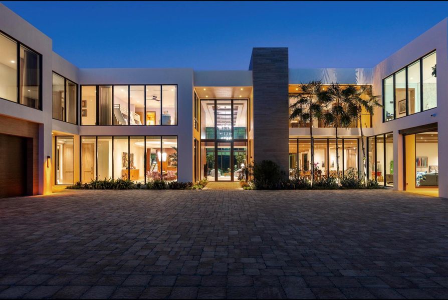 Condo located in Manalapan, FL showcasing its design and architecture (Image 5).