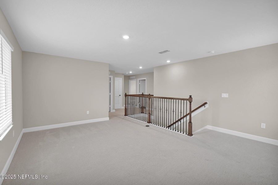 Spacious, unfurnished interior of a new home in Jennings Farm, Middleburg (Image 15).