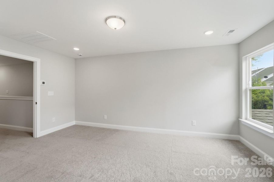 Spacious, unfurnished interior of a new home in Harrisburg Village, Harrisburg (Image 26).