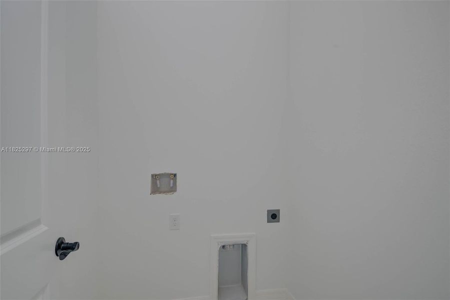 Spacious, unfurnished interior of a new home in , Alva (Image 16).