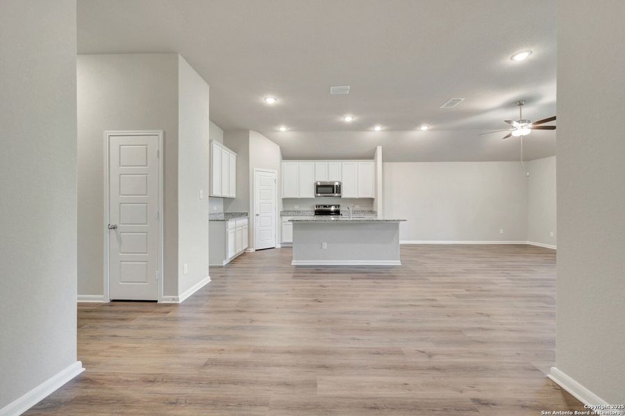 Spacious, unfurnished interior of a new home in Jordan's Ranch, San Antonio (Image 27). Spacious, unfurnished interior of a new home in Jordan's Ranch, San Antonio (Image 27).