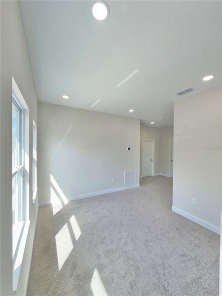 Spacious, unfurnished interior of a new home in , Orlando (Image 11).
