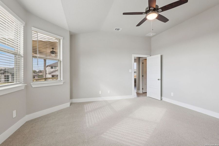 Spacious, unfurnished interior of a new home in Lark Canyon, New Braunfels (Image 35).