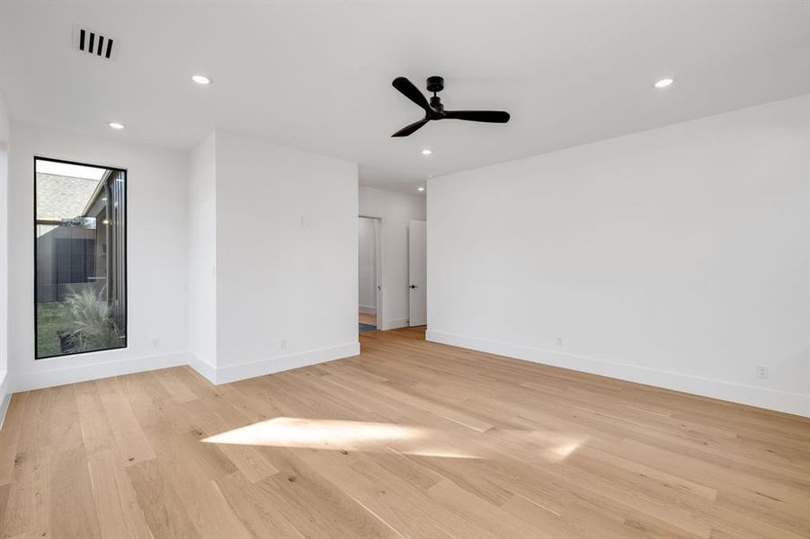 Spacious, unfurnished interior of a new home in , Farmers Branch (Image 33).