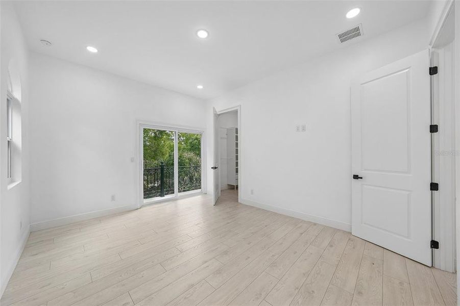 Spacious, unfurnished interior of a new home in , Tampa (Image 49).