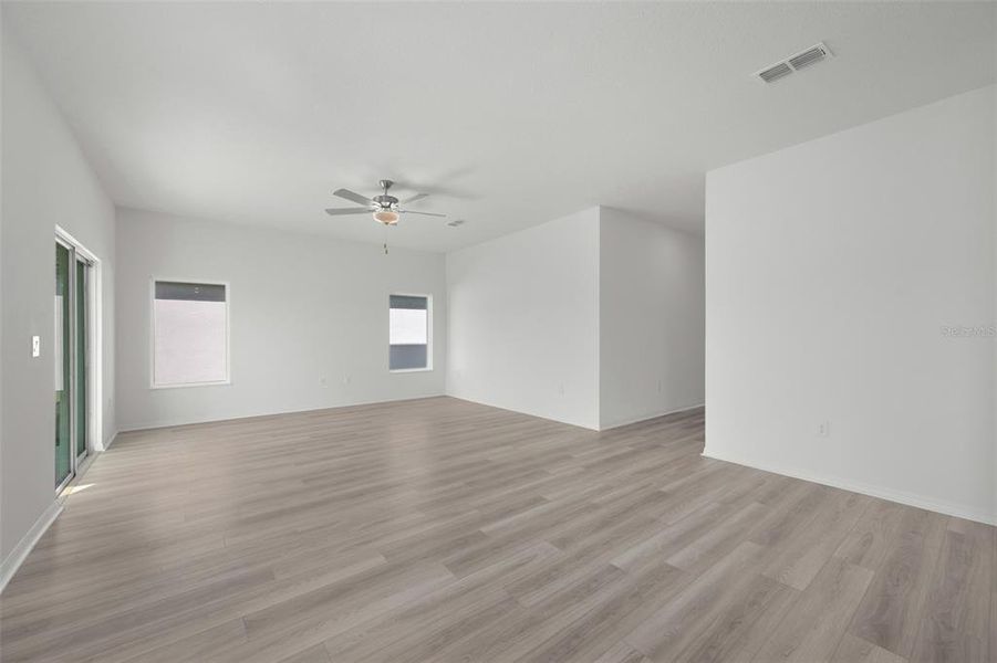 Spacious, unfurnished interior of a new home in Peach Crossings, Winter Haven (Image 13).