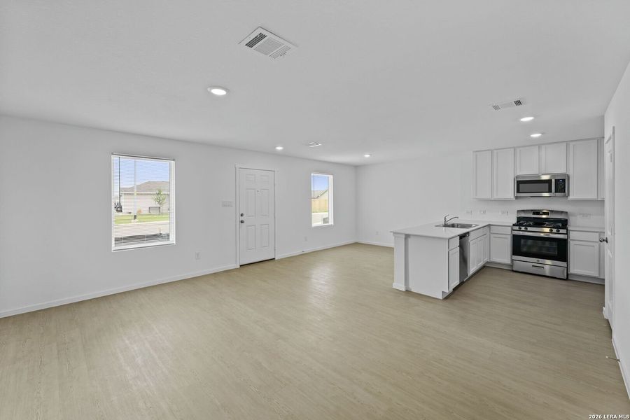 Spacious, unfurnished interior of a new home in Spring Grove, St. Hedwig (Image 19).