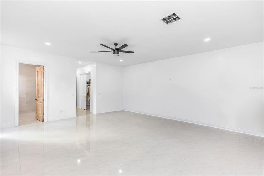 Spacious, unfurnished interior of a new home in , Orlando (Image 25).