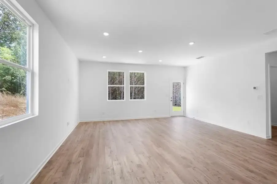 Spacious, unfurnished interior of a new home in Heritage River, Euharlee (Image 11).