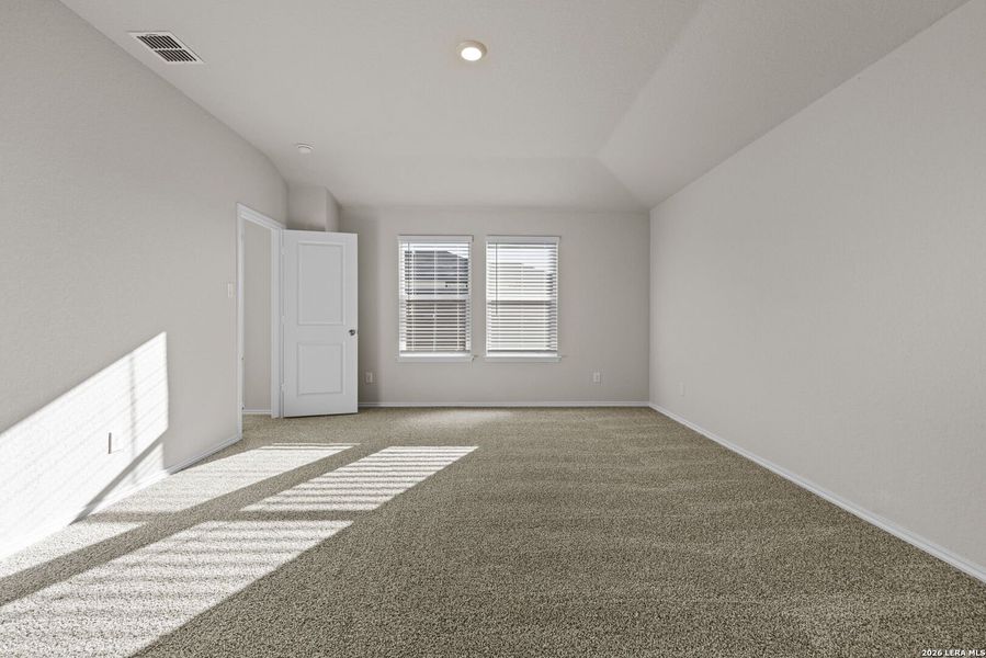 Spacious, unfurnished interior of a new home in Stonehill, San Antonio (Image 10).