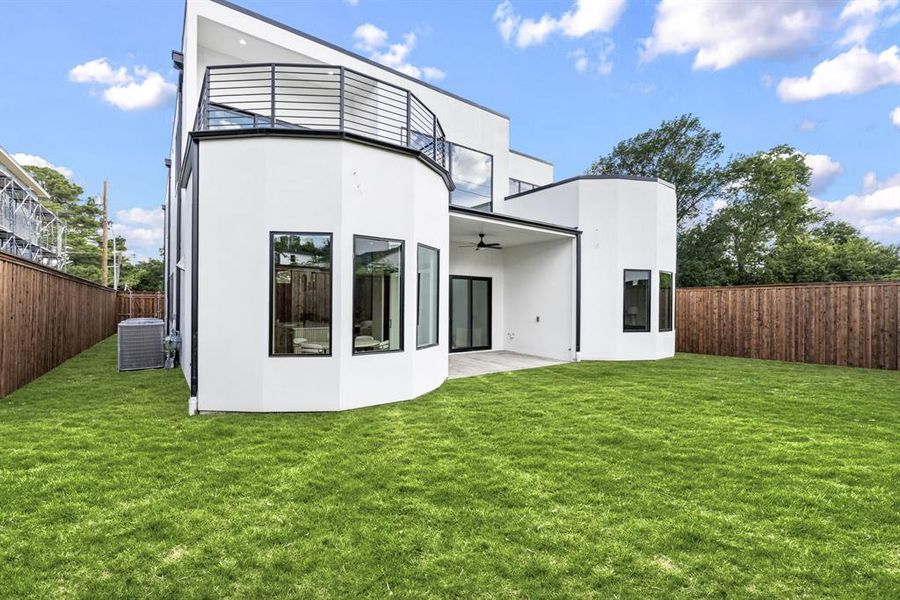 Exterior details and patio area of a home in , Dallas (Image 24).
