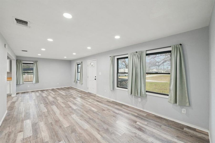 Spacious, unfurnished interior of a new home in , Weatherford (Image 15).