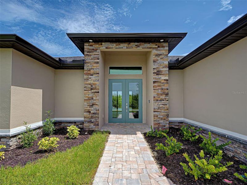 Exterior details and patio area of a home in , Port Charlotte (Image 2).
