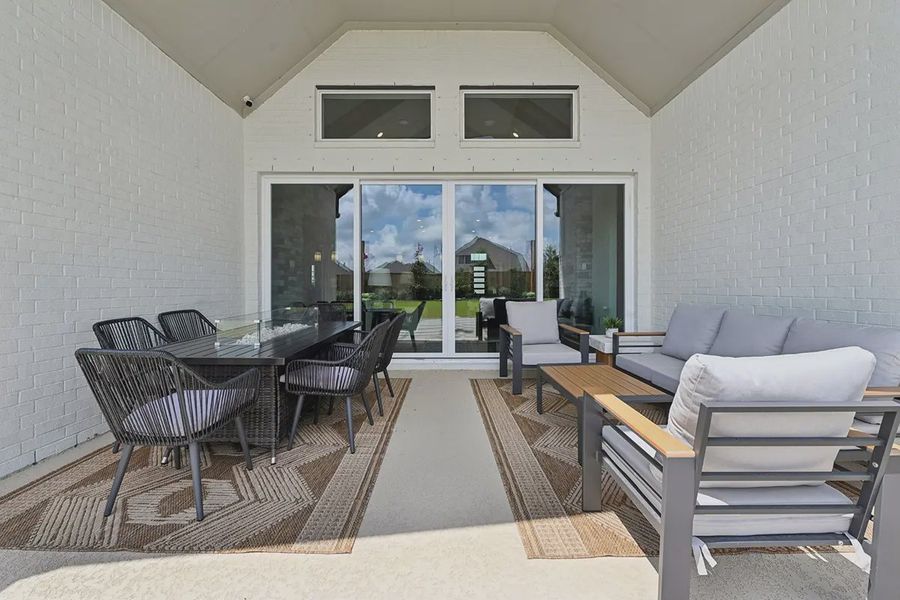 Exterior details and patio area of a home in Meridiana 60's, Manvel (Image 4).